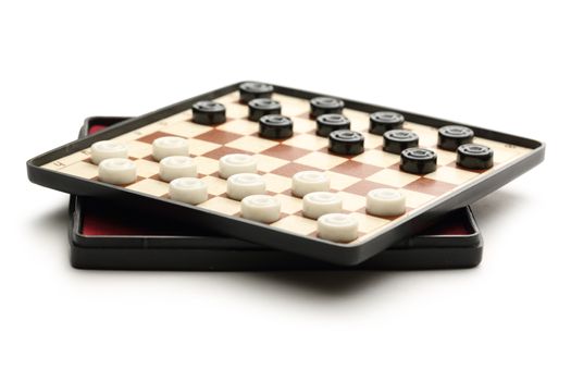 Travelling draughts on playing field 