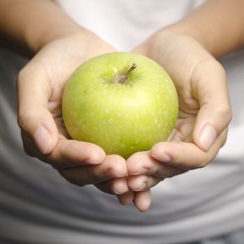 woman hand holding green apple fruit