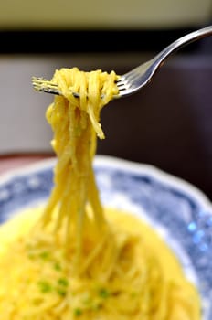 Spaghetti carbonara rolled with fork