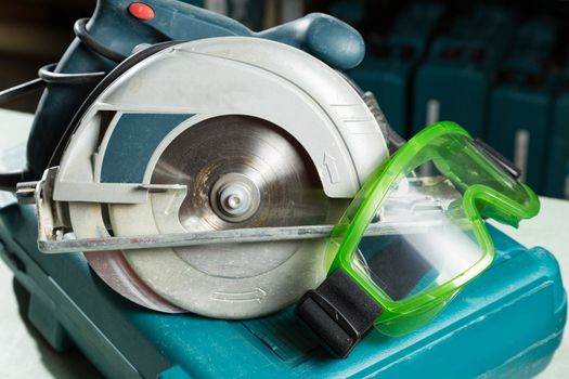 Circular saw blade with goggles