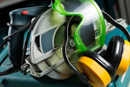 Circular saw blade with headphones