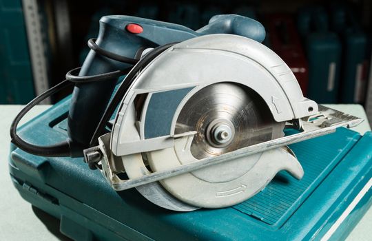 Circular saw blade with goggles