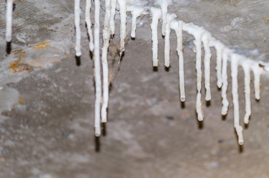 Stalaktitenbildung on a concrete ceiling of a house due to poor sealing.