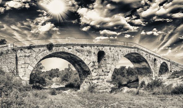 Stunning roman architecture of Pont Julien, Bonnieux. Ancient bridge in Provence - France.