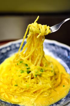 Spaghetti carbonara rolled with fork