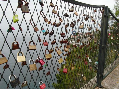 Long grid with lockers, for the tradition