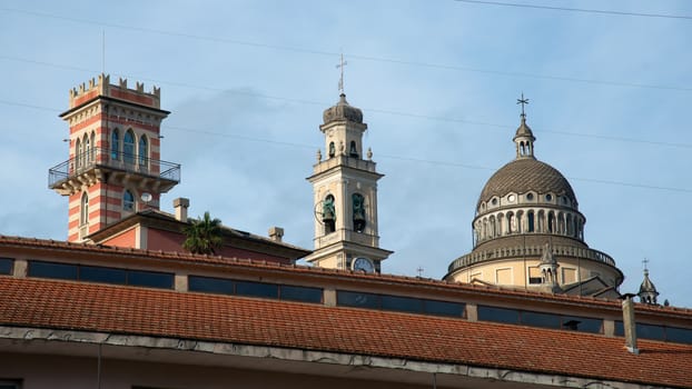 Different styles of architecture in a country 's hinterland