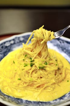 Spaghetti carbonara rolled with fork