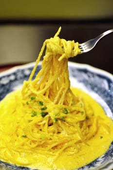 Spaghetti carbonara rolled with fork