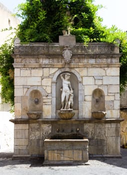 at the top is the statue of Andromeda, center Venus with Cupid and Diana is depicted at the bottom to the bathroom