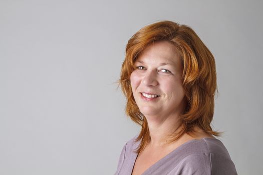 red hair mid-forties woman wearing a gray shirt