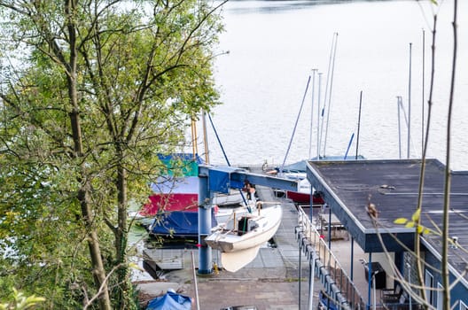 Es ist Winter und das Boot wird mit einem großen Kran aus dem Wasser gehoben. 