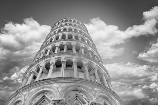 Black and white close picture of the leaning tower of Pisa at dusk