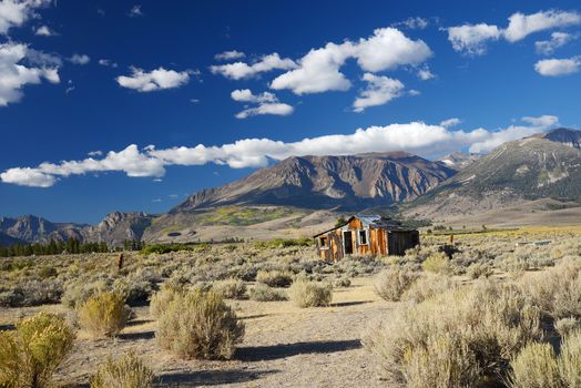 abandoned house near June lake in eastern sierra