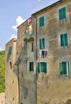 Photo shows a general view of the Tuscany city of Sovana.