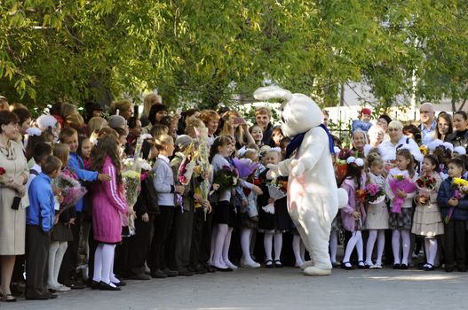 Pupils of elementary school on a solemn ruler on September 1 in the school yard