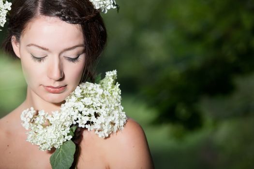 Young beauty woman in the forest whith beautiful looks