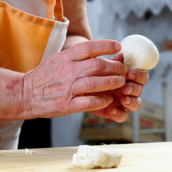 The Carasau is a typical Sardinian bread, spread all over the island is known as the Italian Music of paper.