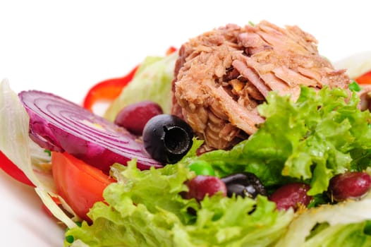 Tuna salad with lettuce, onion, red beans, tomato, green peas and other vegetables