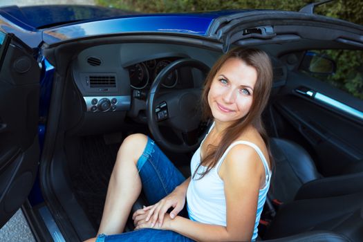 Caucasian woman in a cabriolet car