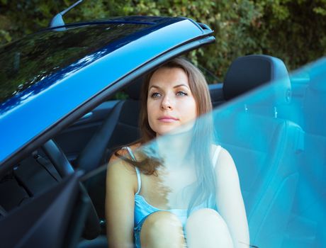 Caucasian woman in a cabriolet car