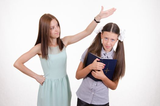 Teacher bangs his hand on the head and scolds student