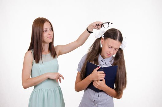 Teacher bangs his hand on the head and scolds student