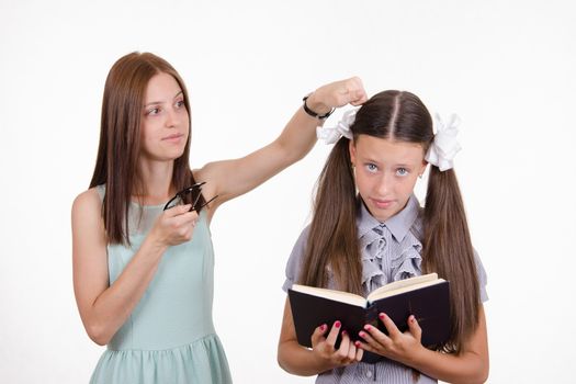 Teacher bangs his hand on the head and scolds student