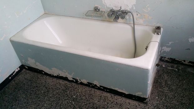 bathtub poorly maintained and to be restored