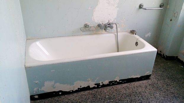 bathtub poorly maintained and to be restored