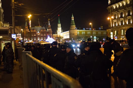 The police and internal troops protect the Kremlin from protesters