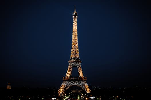 Picture of the most famous tower in the world with a night lightshow