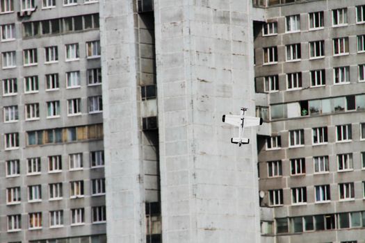 Eviemodel plane flies against the building, day