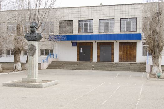 Lyceum 1 of the Krasnoarmeisk district of Volgograd. Previously - secondary school 22. The front entrance. In early spring.