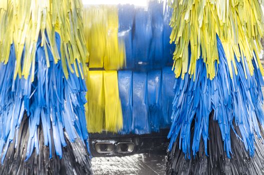 Close-up in deri car wash with focus on the rear of the vehicle.