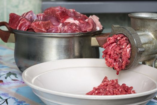 Preparation of minced beef with the help of a meat grinder