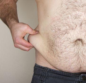 Overweigt man pinching his belly fet