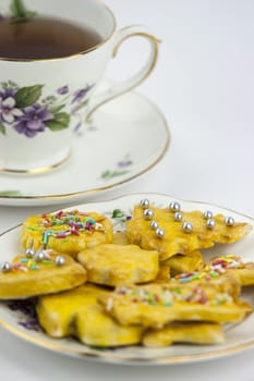 Cup of english tea whit sweet and decored cookies