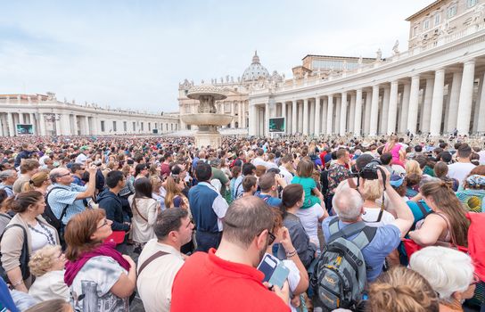 ROME - MAY 18, 2014: The crowd is waiting in St. Peter Square before the Angelus prayer of Pope Francis I, Vatican City, Rome, Italy.