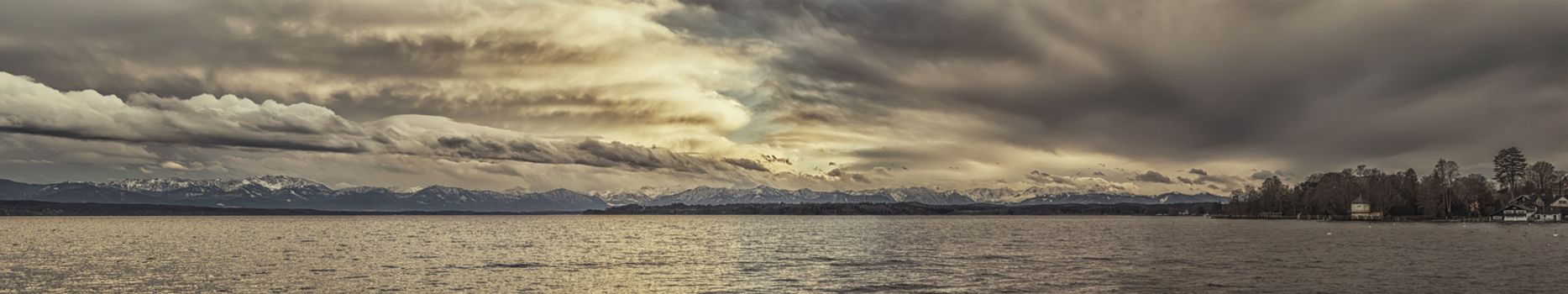 An image of a panoramic view to the bavarian alps