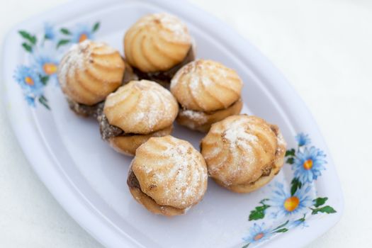Photo appetizing shortbread in sugar powder cooked at home