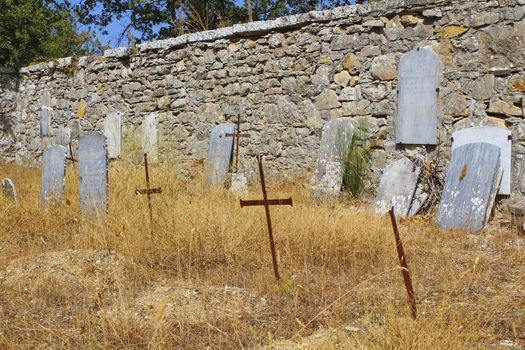 Croci e lapidi di un cimitero di campagna abbandonato