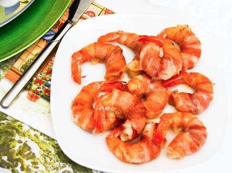 finger food with shrimps and bacon