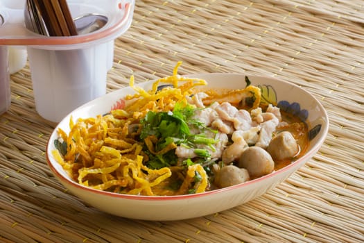 Thai noodles with three meatballs