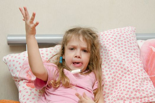 The three-year diseased girl lying in bed, Meria temperature thermometer, in a bad mood