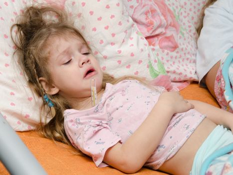 The three-year diseased girl lying in bed, Meria temperature thermometer, in a bad mood