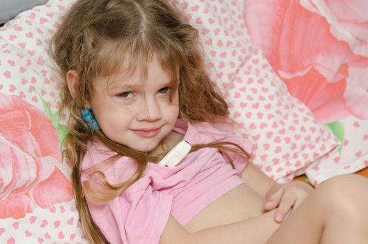 The three-year diseased girl lying in bed, Meria temperature thermometer