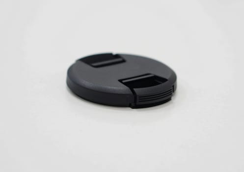 Characteristics of the lens cover, a black disc, top with a slit so easy to pull off.