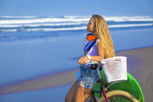 Young girl with surfboard and bicycle on the beach







Young girl with surfboard and bicycle
