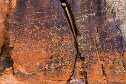 North American petroglyphs on rock in the Beaver Creek Style